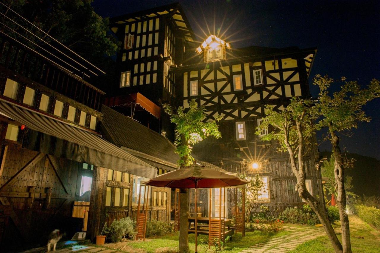 Black Forest Manor Renai Exterior photo